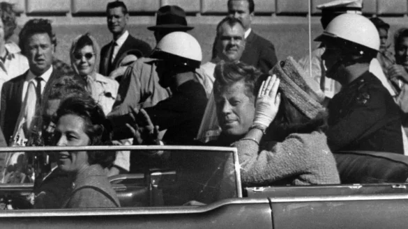 Kurz vor seiner Ermordung sitzt der damalige US-Pr&auml;sident John F. Kennedy am 22.11.1963 in Dallas zusammen mit seiner Frau Jacqueline Kennedy (r) sowie dem dem Gouverneur von Texas, John Connally, und desen Frau Nellie Connally in einer offenen Limousine. - &copy; ---/AP/dpa