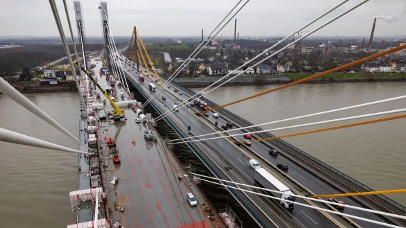 Die neue Rheinbr&uuml;cke, aufgenommen beim "Br&uuml;ckenschluss" von einem Br&uuml;ckenpfeiler und aus rund 35 Metern H&ouml;he. - &copy; Christoph Reichwein/dpa