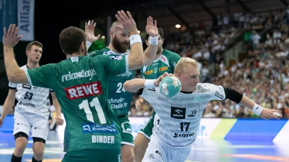 Die Kieler um Patrick Wiencek (r) mussten sich in Leipzig geschlagen geben. - &copy; Hendrik Schmidt/dpa