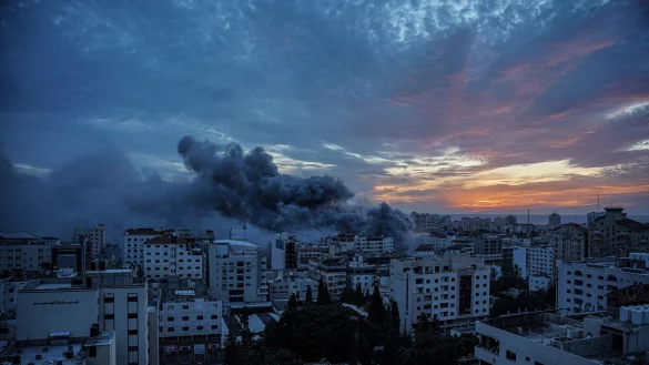 Rauch steigt vom &laquo;Palestine Tower&raquo; im Stadtteil Al-Rimal auf. Die islamistische Hamas hat einen gro&szlig;angelegten &Uuml;berraschungsangriff auf Israel gestartet. - &copy; Saher Alghorra/ZUMA Press Wire/dpa