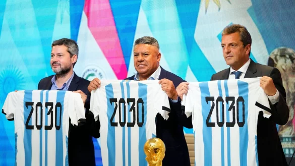 In Argentinien freuen sich die m&auml;chtigen M&auml;nner des argentinischen Fu&szlig;balls &uuml;ber die Vergabe der WM 2030. - &copy; Natacha Pisarenko/AP/Archivbild