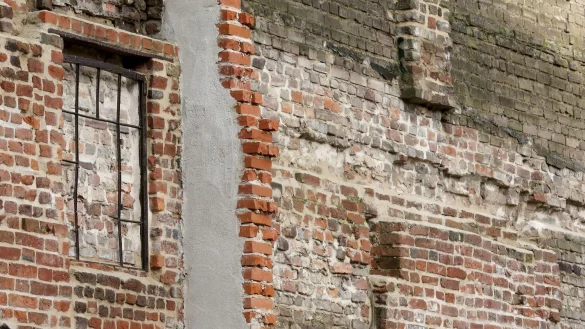 Blick auf einen Teil der &auml;ltesten erhaltenen nachr&ouml;mischen Stadtmauer Deutschlands. - &copy; Roland Weihrauch/dpa