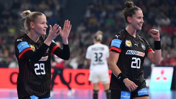 Mit sechs Treffern die beste deutsche Werferin im Test gegen Ungarn: Emily B&ouml;lk (r). - &copy; Sven Hoppe/dpa