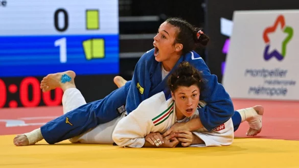 Alina B&ouml;hm (oben) bezwang im Finale die Italienerin Alice Bellandi. - &copy; Sylvain Thomas/AFP/dpa