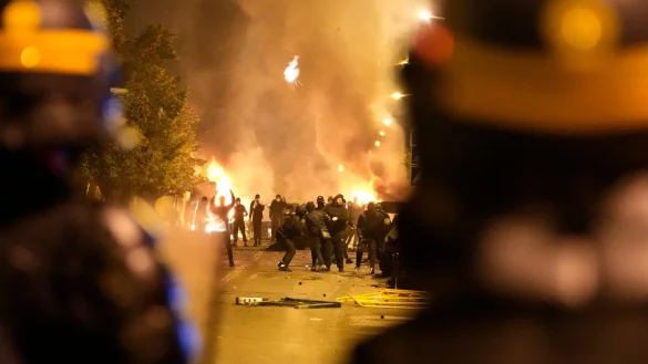 Bei Ausschreitungen in Naterre stehen sich Polizeikr&auml;fte und Jugendliche gegen&uuml;ber. - &copy; Christophe Ena/AP/dpa