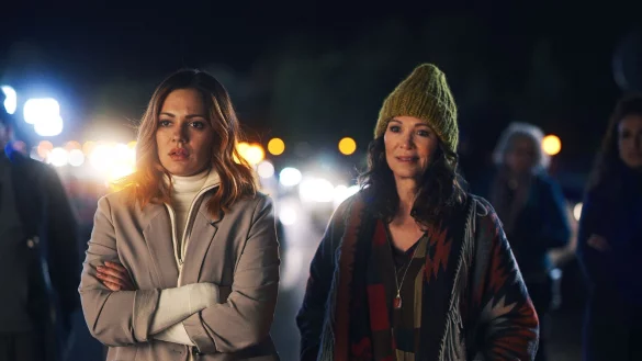 Nilam Farooq (l) als Tiana und Iris Berben als Marianne in einer n&auml;chtlichen Szene des Films &laquo;791 km&raquo;. - &copy; -/PANTALEON Films/dpa