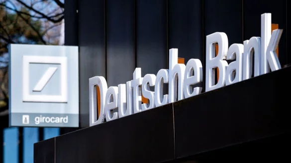Logo und Schriftzug der Deutschen Bank an einer Bankfiliale. - © Hauke-Christian Dittrich/dpa/Symbolbild