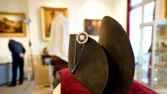 Einer der charakteristischen breiten schwarzen H&uuml;te, die Napoleon trug, ist in Frankreich versteigert worden. - &copy; Christophe Ena/AP/dpa