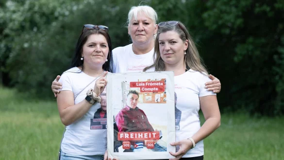 Die T&ouml;chter sowie die Ehefrau des inhaftierten Deutsch-Kubaners Luis Fr&oacute;meta Compte. - &copy; Sebastian Kahnert/dpa