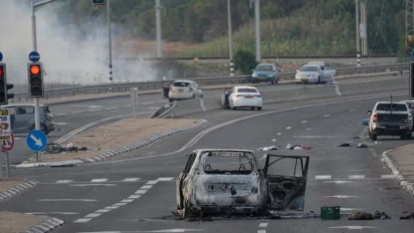 Autos wurden bei einem Angriff der islamistischen Hamas zerst&ouml;rt. - &copy; Ohad Zwigenberg/AP/dpa