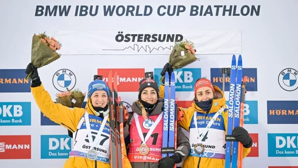 Zum Auftakt wurden Franziska Preu&szlig; (l) und Vanessa Voigt (r) hinter Siegerin Lisa Vittozzi Zweite und Dritte. - &copy; Anders Wiklund/TT News Agency/AP/dpa