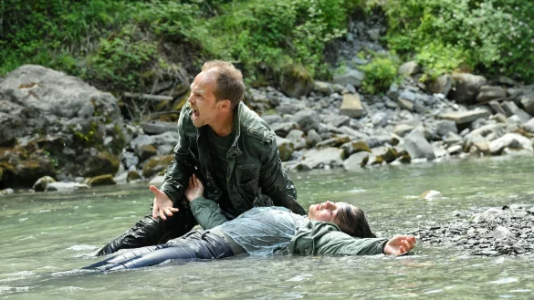 Kommissar Micha Oberländer (Matthias Koeberlin) springt ins Wasser und reanimiert Luna (Fiona Katharina Neumeier). - © Patrick Pfeiffer Konstanz/ZDF/dpa