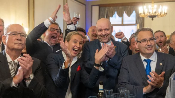 AfD-Chefin Alice Weidel jubelt mit Parteikollegen &uuml;ber Erfolge bei der Landtagswahl in Hessen. - &copy; Helmut Fricke/dpa
