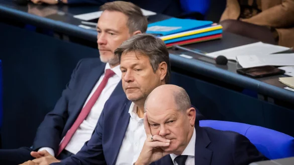 Bundeskanzler Olaf Scholz (SPD, r-l), Wirtschaftsminister Robert Habeck (B&uuml;ndnis 90/Die Gr&uuml;nen) und Finanzminister Christian Lindner (FDP) verfolgen im Deutschen Bundestag die Debatte. - &copy; Christoph Soeder/dpa