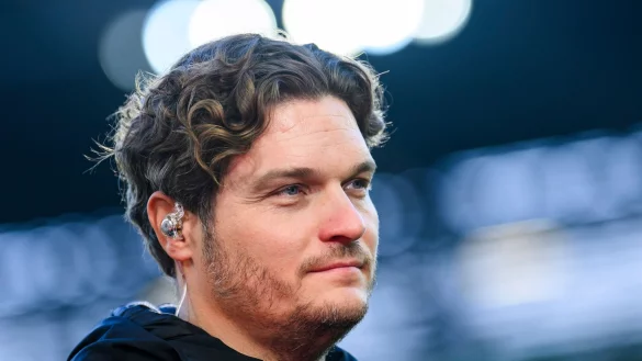 Dortmunds Trainer Edin Terzic steht vor dem Spiel im Stadion. - &copy; Tom Weller/dpa