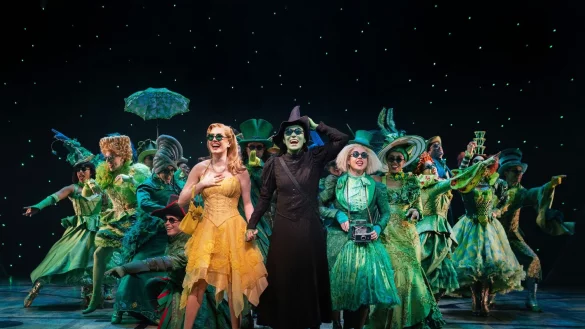 McKenzie Kurtz, Alyssa Fox, und das Ensemble von &laquo;Wicked&raquo; am New Yorker Broadway. - &copy; Joan Marcus/Polk/dpa