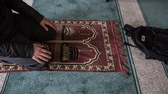 Muslime verrichten das Freitagsgebet in einer Moschee. - &copy; Eman Helal/dpa/Symbolbild