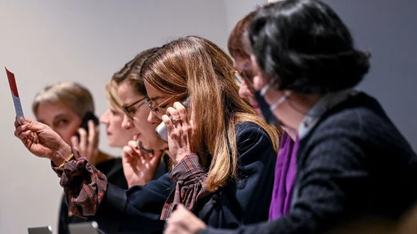 Telefonistinnen nehmen Gebote entgegen. - © Britta Pedersen/dpa/Symbolbild