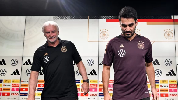 DFB-Sportdirektor Rudi Völler (l) und ?lkay Gündo?an. - © Federico Gambarini/dpa