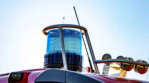 Auf dem Dach eines Einsatzfahrzeugs der Feuerwehr ist ein Blaulicht zu sehen. - &copy; David Inderlied/dpa/Symbolbild