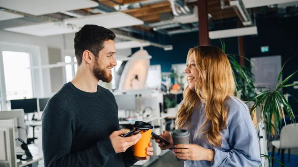 Die Weihnachtsfeier ist ein guter Ort, um neue Kontakte zu kn&uuml;pfen. - &copy; Zacharie Scheurer/dpa-tmn