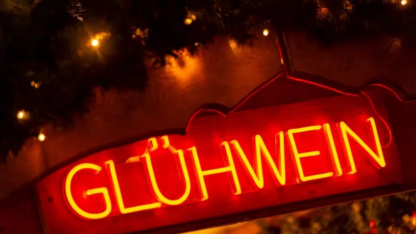 Ungeachtet der Farbe ist Glühwein besonders in der Vorweihnachtszeit beliebt. - © Monika Skolimowska/dpa