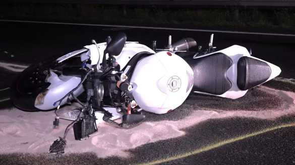 Ein Motorrad liegt auf der Autobahn A2. - &copy; Markus Gayk/dpa