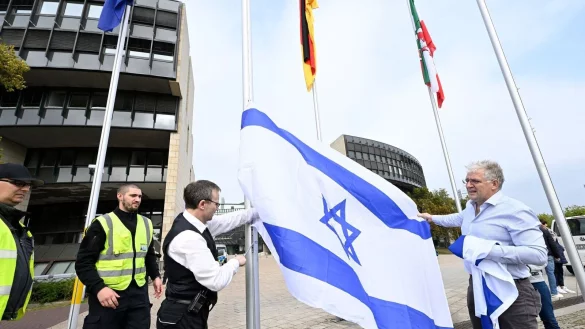 Mitarbeiter des Landtages hissen die israelische Fahne am Landtag bei einer Solidarit&auml;tskundgebung f&uuml;r Israel. - &copy; Roberto Pfeil/dpa