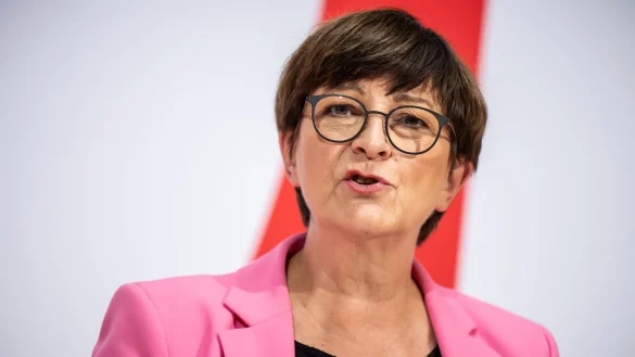 «Klar ist, wir werden weder beim Klimaschutz und seiner sozialgerechten Ausgestaltung noch beim Sozialstaat Einsparungen zulassen», sagt SPD-Parteichefin Saskia Esken. - © Michael Kappeler/dpa