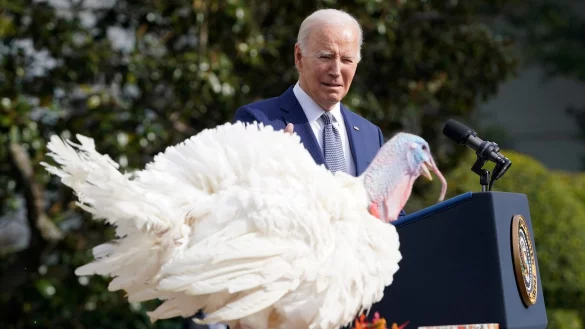 Joe Biden begnadigt die Thanksgiving-Truth&auml;hne &laquo;Liberty&raquo; und &laquo;Bell&raquo;. - &copy; Susan Walsh/AP/dpa