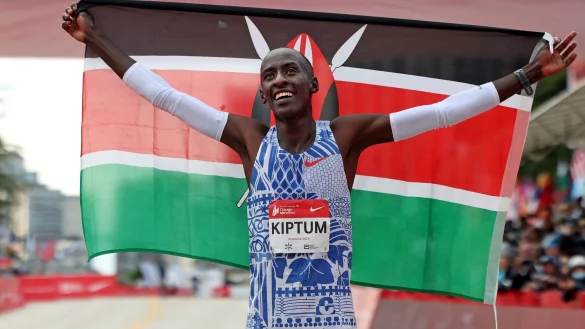 Der Kenianer Kelvin Kiptum war in Chicago einen Marathon-Weltrekord gelaufen. - &copy; Eileen T. Meslar/Chicago Tribune/AP/dpa