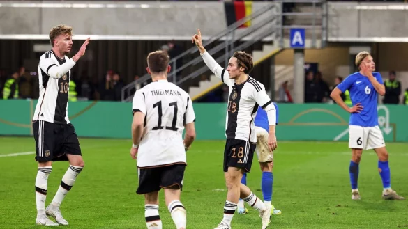 Deutschlands Rocco Reitz (2.v.r) feiert seinen Treffer zum 3:1 mit den Teamkollegen Nick Woltemade (l) und Jan Thielmann (2.v.l). - &copy; Friso Gentsch/dpa