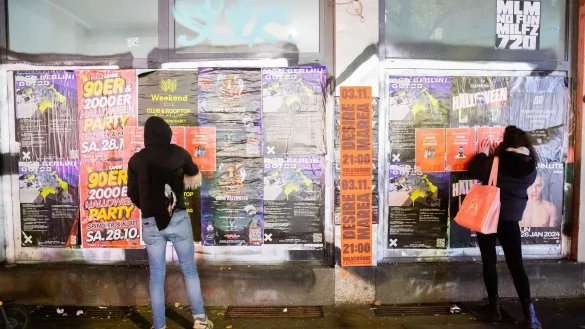 Teilnehmer einer Plakataktion des Jungen Forums der Deutsch-Israelischen Gesellschaft h&auml;ngen Plakate zu den Ermordeten und Geiseln der Hamas in Berlin-Friedrichshain auf. - &copy; Christoph Soeder/dpa