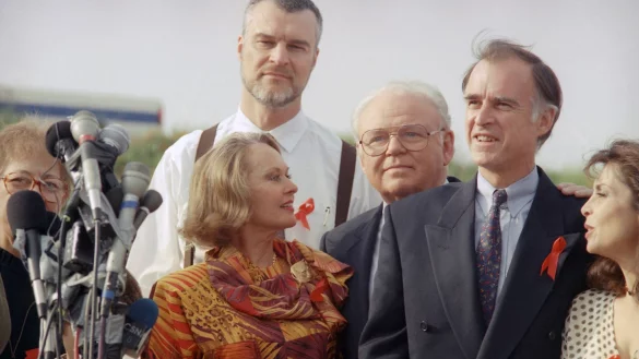 Richard Moll steht im April 1992 hinter dem damalign demokratischen Pr&auml;sidentschaftskandidaten Jerry Brown, (2.v.r). - &copy; Chris Martinez/AP/Archiv