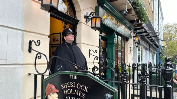 Ein als Polizist verkleideter Mitarbeiter vor dem Sherlock-Holmes-Museum in London. - &copy; Benedikt von Imhoff/dpa