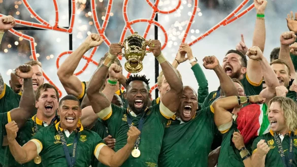 S&uuml;dafrikas Siya Kolisi hebt den Pokal in die H&ouml;he. - &copy; Christophe Ena/AP