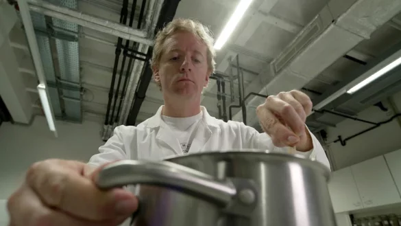 Molekularbiologe Fritz Treiber im Geschmacklabor der Uni Graz. - &copy; 3sat/dpa