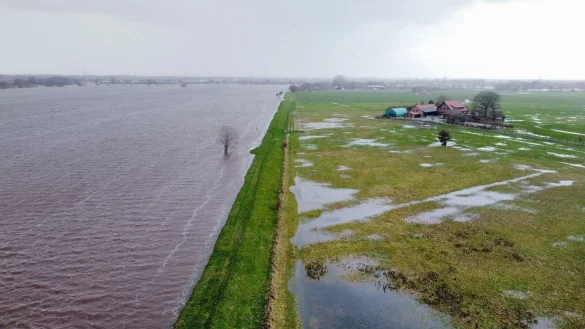 Ein Wohnhaus am Deich auf der Weserinsel Hagen-Grinden (Aufnahme mit Drohne). - &copy; Christof Dathe/dpa