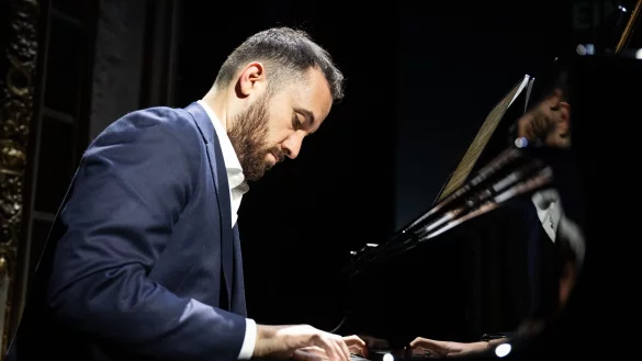 Pianist Igor Levit beim Solidarit&auml;tskonzert f&uuml;r die Opfer des Hamas-Terroranschlags im Berliner Ensemble. - &copy; Hannes P. Albert/dpa
