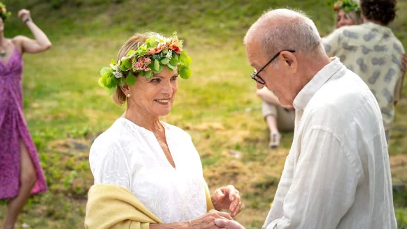 Anna (Uschi Glas) und Henrik (Leonard Lansink) tanzen auf dem Mittsommerfest. - &copy; Ralf Wilschewski/ZDF/dpa