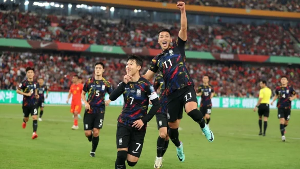 Son Heung-Min (l) f&uuml;hrte S&uuml;dkorea gegen China zum Sieg. - &copy; Jia Haocheng/XinHua/dpa