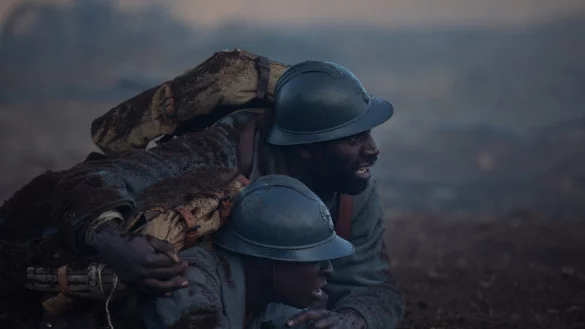 Omar Sy (r) als Bakary und Alassane Diong als sein Sohn Thierno in einer Szene des Films &laquo;Mein Sohn, der Soldat&raquo;. - &copy; --/Weltkino Filmverleih/dpa