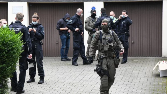 Einsatzkräfte stehen bei einem großangelegten Einsatz gegen die Rauschgiftkriminalität vor einem Bürogebäude in Essen. - © Stephan Witte/KDF-TV & Picture/dpa/Symbolbild