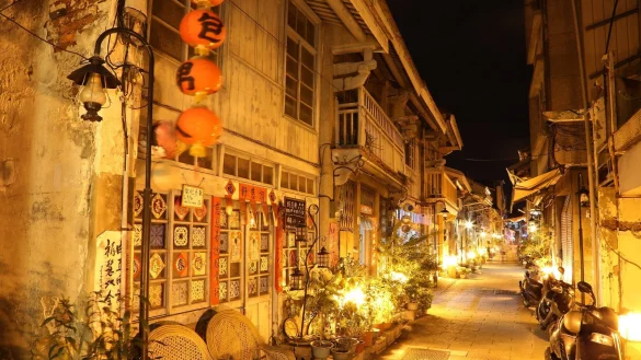 Kleine Gasse mit großem Angebot: Zum Abendessen bietet sich die Shennong Street an. - © Tainan City Government/dpa-tmn