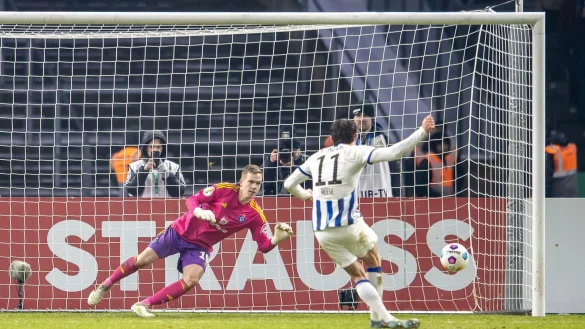 Traf in der regul&auml;ren Spielzeit doppelt und verwandelte den entscheidenden Elfmeter: Herthas Fabian Reese (r). - &copy; Andreas Gora/dpa