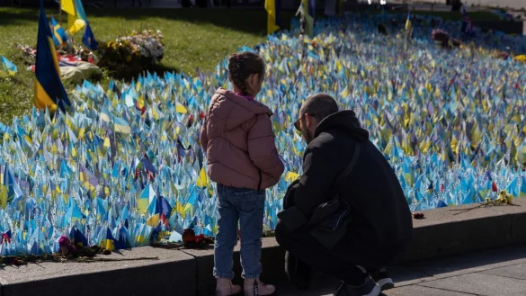 Familienmitglieder besuchen in Kiew das Denkmal f&uuml;r ukrainische Soldaten, die im Krieg gegen Russland gefallen sind. - &copy; Alex Babenko/AP/dpa