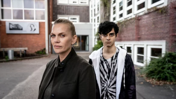 Helen Dorn (Anna Loos) trifft Denniz Burhan (Dominik Ganser) auf einem Schulgel&auml;nde. - &copy; Georges Pauly/ZDF/dpa