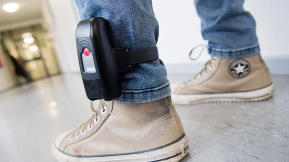 Der geflohene M&ouml;rder hatte nach seiner Flucht seine elektronische Fu&szlig;fessel geknackt (Symbolbild). - &copy; Julian Stratenschulte/dpa