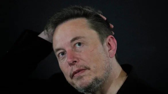 Elon Musk steht wegen des Umgangs mit Hassrede auf seiner Plattform in der Kritik. - © Kirsty Wigglesworth/AP Pool/AP