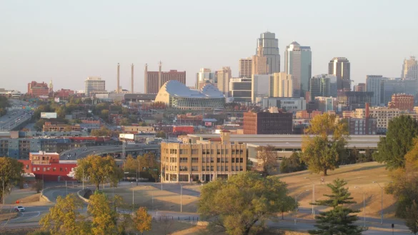 Blick vom Penn Valley Park auf die Skyline von Kansas City: Die gr&ouml;?te Stadt im US-Bundesstaat Missouri ist bekannt f&uuml;r Jazz, Barbecue, Wildwest und Gangster-Geschichte. - &copy; Heike Schmidt/dpa-tmn